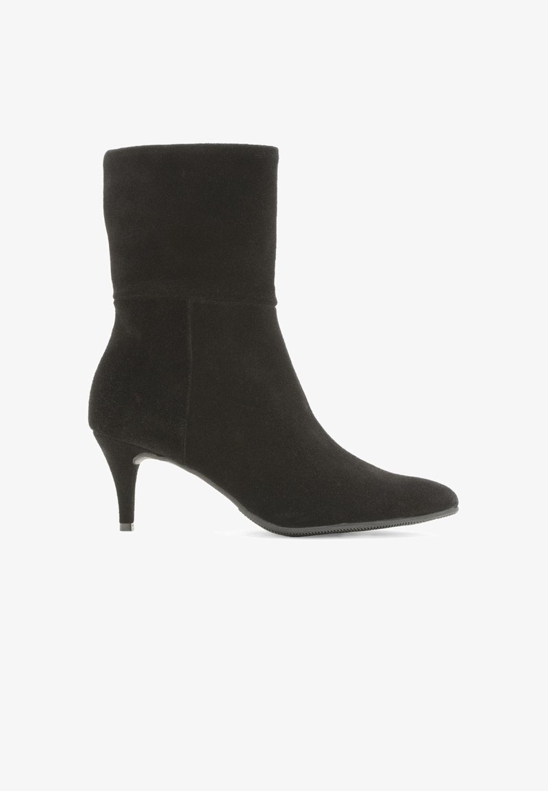 Svart mocka-ankelstövel med spetsig tå, smal stilettklack och en tajt överdel som når till mitten av vaden. Mjuk textur och elegant design.