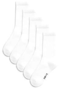 Paquet de cinq cha socks blanches, fabriquées en tissu doux, avec un texture côtelée au niveau de la cheville et une finition lisse. Logo de la marque visible.