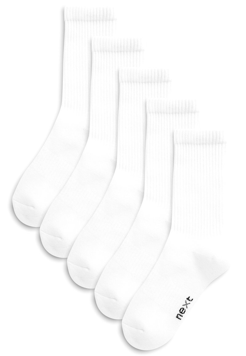 Paquet de cinq cha socks blanches, fabriquées en tissu doux, avec un texture côtelée au niveau de la cheville et une finition lisse. Logo de la marque visible.