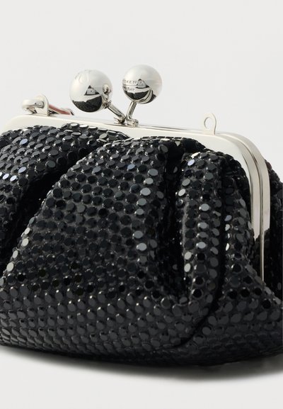 Μαύρο τσαντάκι χειρός με παγιέτες και σχεδιασμού με πτυχώσεις, πλαίσιο από ασημί κλειδαριά τύπου kiss-lock και στρογγυλά μεταλλικά κλείστρα. Ομαλή υφή με λαμπερά στοιχεία.
