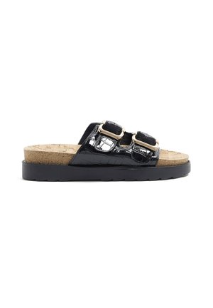 Sort blank skyllesandal med korksål, to justerbare spænderemme og tyk sort sål med tekstureret mønster.