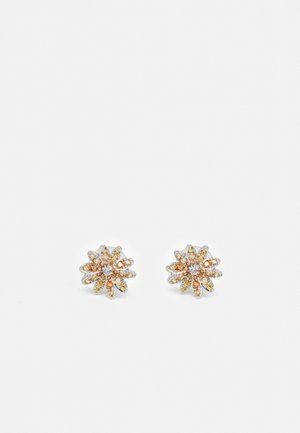 Pár náušnic ve tvaru květiny se zásuvnými kameny v oranžové a žluté barvě, zasazenými v kovu se stříbrným tónem.