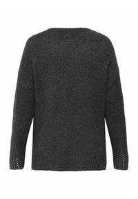 Pulover u boji ugljena s opuštenim krojem, širokim izrezom i dugim rukavima. Teksturirani rukavi imaju red malih cirkona. Mekani materijal.