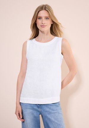 Weißes ärmelloses Leinenoberteil mit Rundhalsausschnitt, das eine glatte Textur und einen geraden Saum aufweist, kombiniert mit hellblauen Jeans.