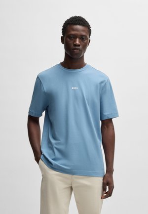 Lichtblauw kortärm T-shirt van zachte katoen met een ronde hals, voorzien van een wit "BOSS" logo in het midden. Casual pasvorm.