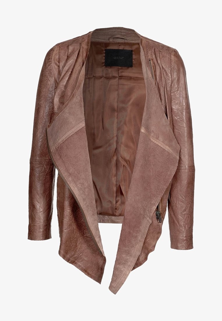 Veste en cuir marron avec une ouverture sur le devant et un col replié. Présente un tissu texturé, deux poches zippées sur les côtés et un intérieur lisse doublé.