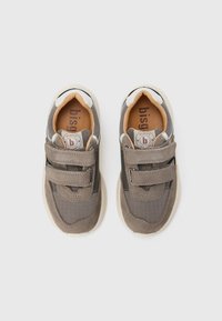 Baskets pour enfants grises avec une tige en tissu texturé, un col rembourré, deux sangles Velcro et des semelles en caoutchouc léger. Logo de la marque sur la languette.