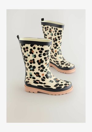 Botas de lluvia de goma con estampado de leopardo, con un fondo crema, ribete negro y suela rosa; diseñadas con un acabado texturizado y una construcción duradera.