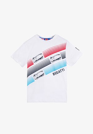 Maglietta bianca a maniche corte con strisce diagonali rosse, nere e blu, tre illustrazioni di auto e scritta "BUGATTI" sul davanti.