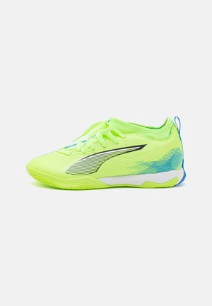 Puma ULTRA 5 MATCH IT MID JR UNISEX - Indoor-Fußballschuhe - fizzy apple/white/bluemazing