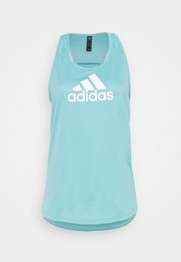 Jasnoniebieska sportowa koszulka bez rękawów, wykonana z oddychającego materiału. Posiada okrągły dekolt i wyraźne białe logo Adidas z przodu.