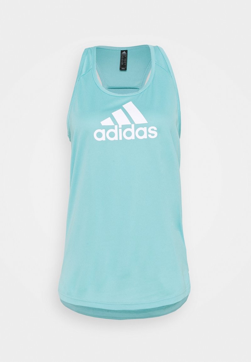 Jasnoniebieska sportowa koszulka bez rękawów, wykonana z oddychającego materiału. Posiada okrągły dekolt i wyraźne białe logo Adidas z przodu.