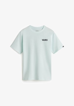 Camiseta de algodón de color verde menta claro con mangas cortas, cuello redondo y logo negro de "VANS" impreso en el pecho. Textura suave, ajuste casual.