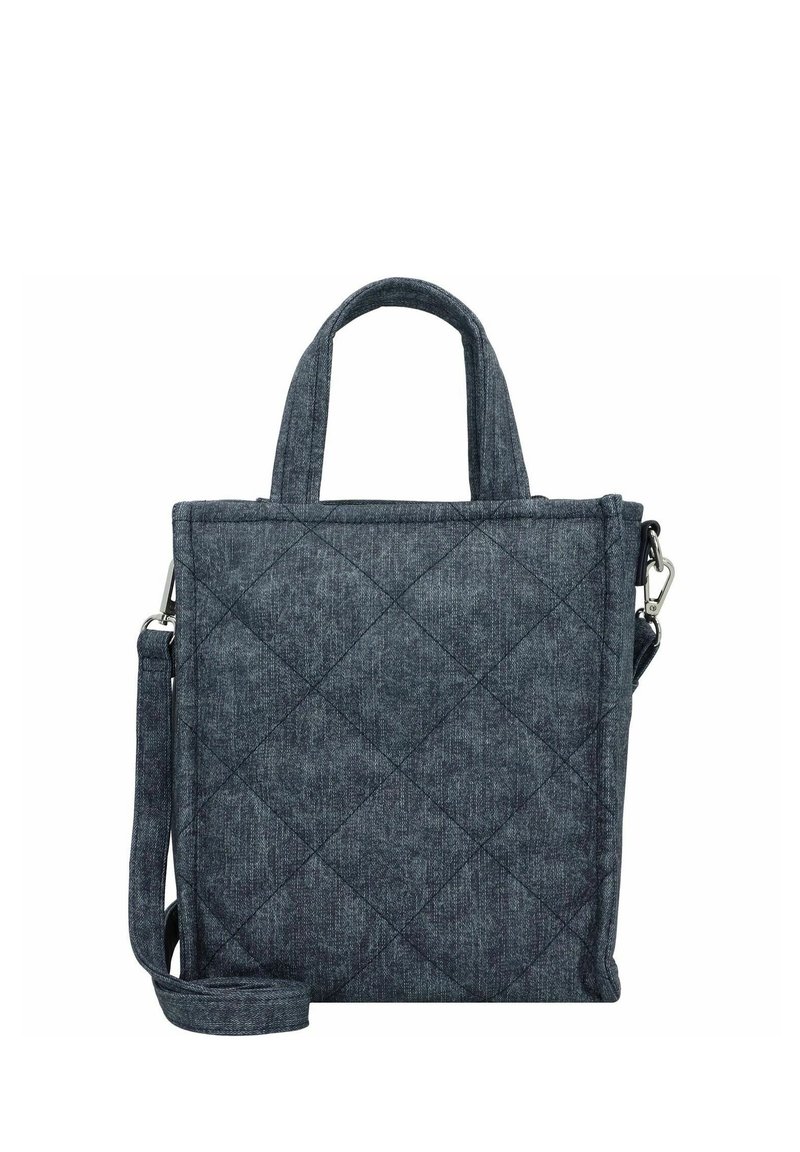 Torebka tote z pikowanej szarej tkaniny z podwójnymi uchwytami u góry oraz odpinanym paskiem na ramię. Charakteryzuje się kwadratowym kształtem i subtelną fakturą.