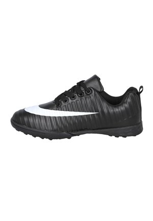 Zapatilla deportiva negra con cordones negros y un diseño de swoosh blanco en el lateral, parte superior texturizada y suela de goma.