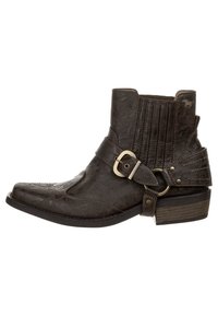 Brunt läderankelboot med spetsig tå, dekorativ sömnad och ett brett band med en metallspänne och en präglad logotyp.