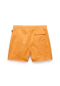 Bañador naranja con superficie texturizada, que cuenta con un bolsillo trasero y una cintura elástica. El patrón presenta sutiles diseños de hojas.
