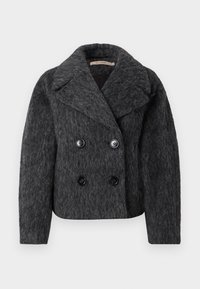 Cappotto grigio in lana doppiopetto con colletto a revers, dotato di due grandi bottoni neri e una finitura testurizzata.