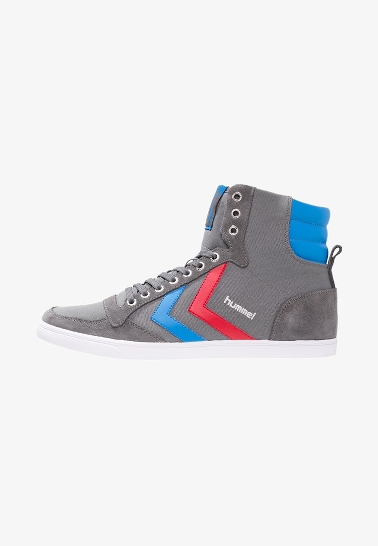 Baskets montantes grises avec des bandes chevron bleues et rouges, semelle blanche, cheville rembourrée bleue et lacets gris.