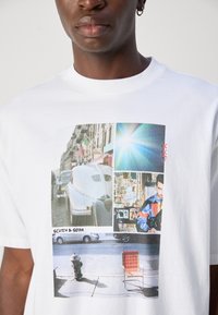 Scotch & Soda JOE JONAS WASHED PHOTO PRINT - Apdrukāts T-krekls - white pastel