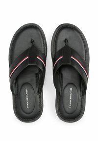 Sandali in pelle nera con design a infradito, caratterizzati da dettagli a strisce rosse, bianche e blu sulle cinghie superiori e una suola strutturata.