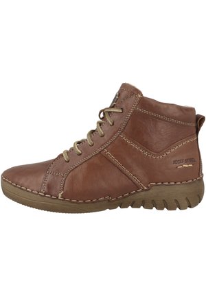 Braune Leder-Stiefeletten mit runder Spitze, kontrastierenden Nähten und olivfarbenen Schnürsenkeln. Strukturierte Gummisohle mit sichtbarem Profil.