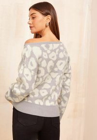 Friends Like These OFF THE SHOULDER - Džemperis - grey animal