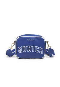 Borsa a tracolla in pelle sintetica blu con dettagli bianchi, caratterizzata dalla scritta "MUNICH SPORTS" in tipografia bold, hardware dorato e tracolla regolabile.