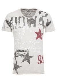 Camiseta de algodón gris claro con mangas cortas, escote en V y variados estampados de texto. Presenta estrellas rojas y negras, letras desgastadas y un aspecto deportivo.
