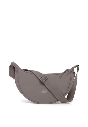 Grijze halvemaanvormige crossbodytas met verstelbare riem en ritssluiting, gebrandmerkt met "Larkson Hamburg" op het midden van de voorkant.