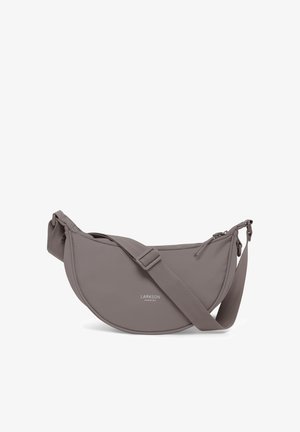 Graue, halbmondförmige Umhängetasche mit verstellbarem Riemen und Reißverschluss, vorne mittig mit "Larkson Hamburg" gebrandet.