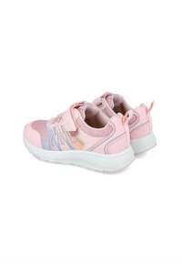 Zapatillas deportivas rosas con paneles de malla, un cuello acolchado y una correa de velcro. Presentan remolinos coloridos y una suela blanca texturizada.