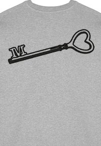 Felpa grigia con un design a chiave ricamato in nero, dotato di un manico a forma di cuore e della lettera "M" sul fusto. Semplice e texturizzato.