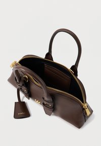 Καφέ δερμάτινη τσάντα χειρός με χρυσές λεπτομέρειες, διπλές λαβές και κλείσιμο με φερμουάρ. Ο εσωτερικός χώρος περιλαμβάνει θήκη  για κάρτα και μαλακό επένδυμα.
