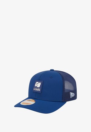 Blaues Baseballcap mit flacher Krempe und Netzrücken. Enthält ein quadratisches Patch mit der Aufschrift "GB" und "GREEN BAY PACKERS". Verstellbares Design.