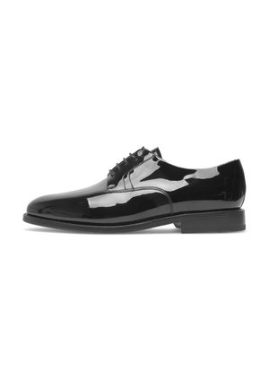 Schwarze, glänzende Leder-Oxford-Schuh mit geschlossener Schnürung und niedrigem Absatz, von der linken Seite auf weißem Hintergrund dargestellt.