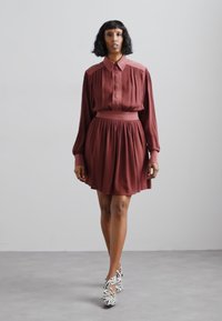 RAMUNE PIEKAUTAITE DRESS - Φόρεμα πουκάμισο - rust