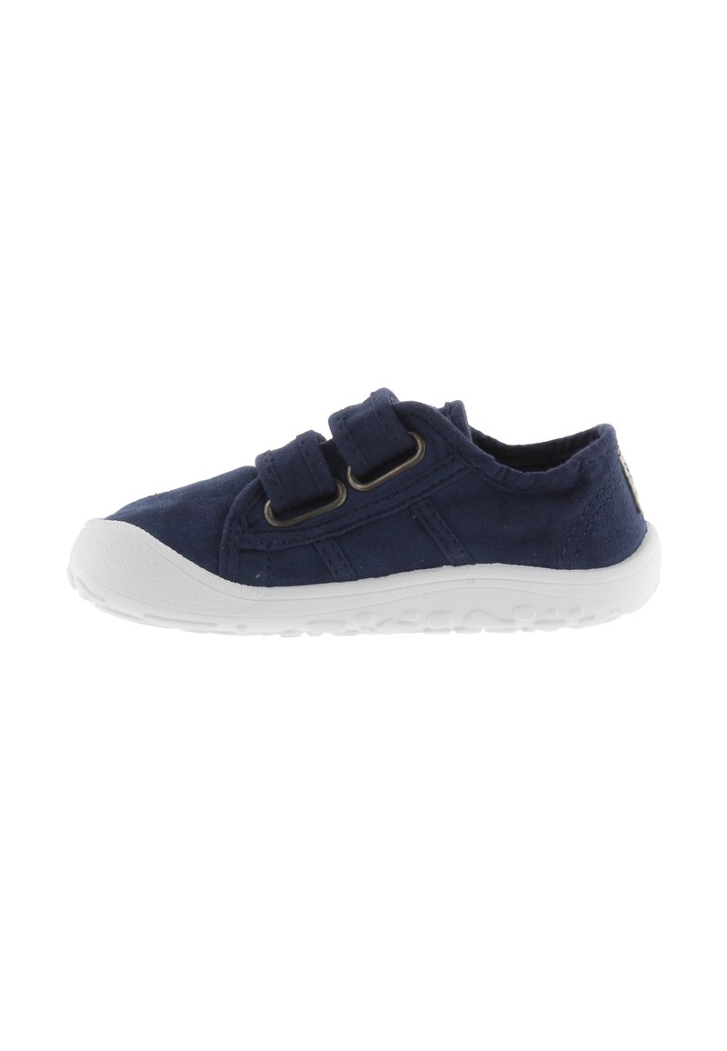 Sneaker in tela blu navy con due fasce in velcro, suola in gomma bianca, parte superiore testurizzata e dettagli circolari sul tallone e sui lati.