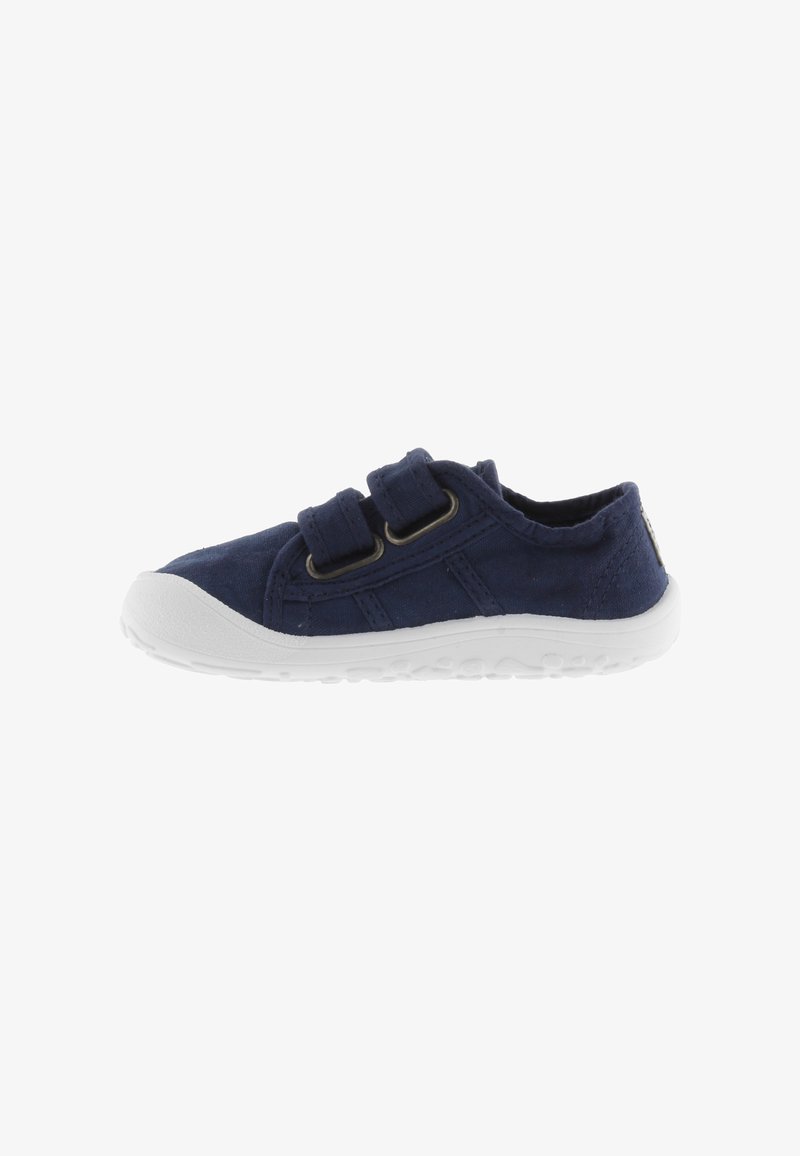 Sneaker in tela blu navy con due fasce in velcro, suola in gomma bianca, parte superiore testurizzata e dettagli circolari sul tallone e sui lati.