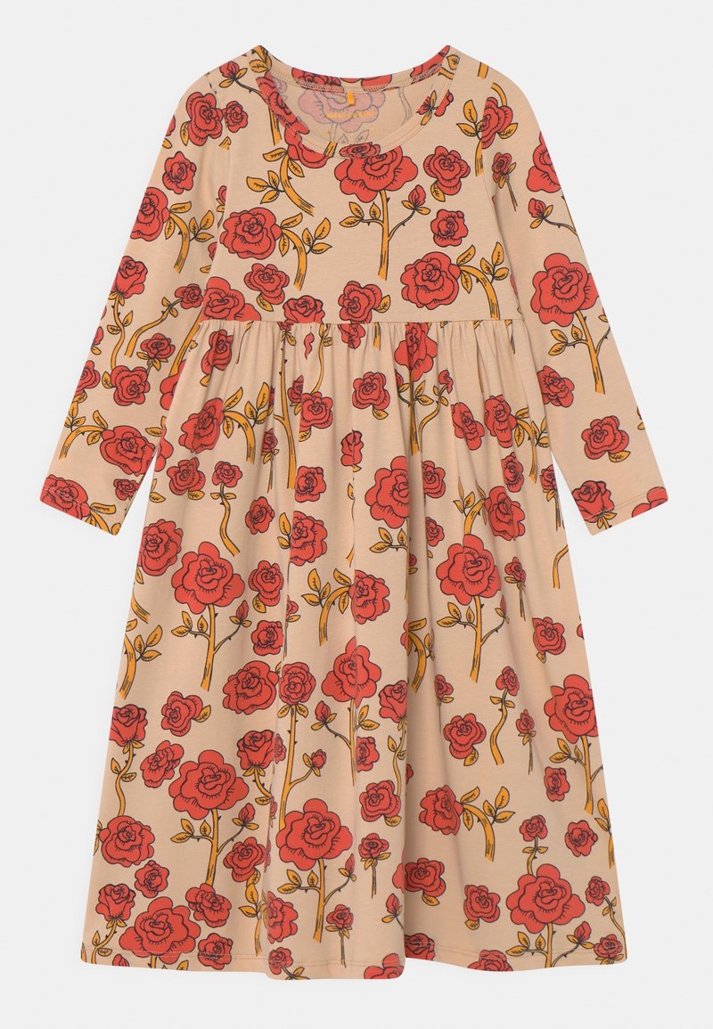 Robe à manches longues en tissu beige présentant un motif floral rouge et jaune, avec une taille froncée et une coupe décontractée.