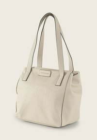 Weiße strukturierte Handtasche mit texturiertem geometrischen Muster, glatter Lederoberfläche, doppelten Griffen und kontrastierenden schwarzen Nähakzenten.