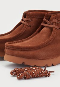 Clarks Originals WALLABEE BOOT GORE-TEX - Volnočasové šněrovací boty - mocha bisque