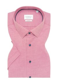 Rot-weiße kariertes Hemd aus Baumwolle. Slim-Fit Design mit einem Kentkragen und dunklen Knöpfen. Etikett am Kragen sichtbar.