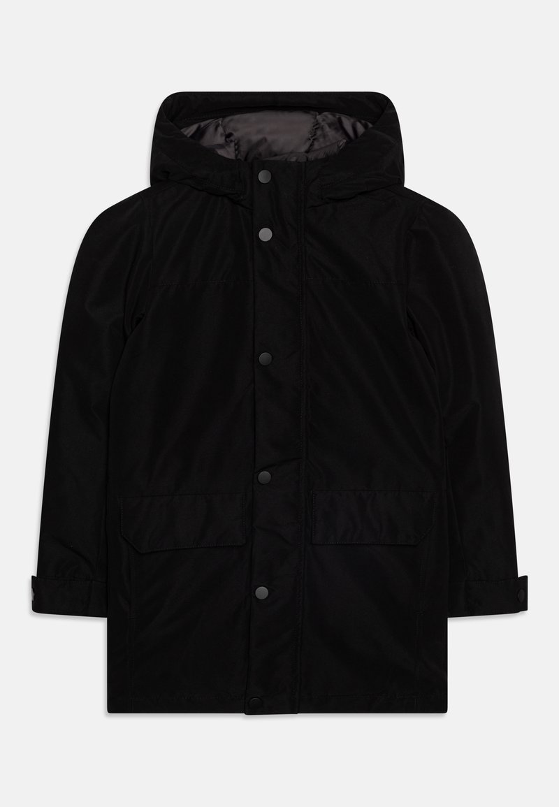 Chaqueta impermeable negra con capucha, cierre frontal de botones a presión, dos bolsillos frontales y puños ajustables. Textura suave.