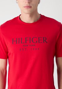 Tommy Hilfiger TEE - T-shirt con stampa - primary red