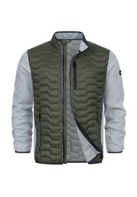 Herrejakke med olivengrøn quiltet front og ryg, lysegrå strikkede ærmer og delvist åbnet lynlås foran.