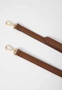 Cinturino in pelle marrone con finiture dorate, caratterizzato da una superficie liscia e dettagli cuciti. Due moschettoni per un attacco sicuro.