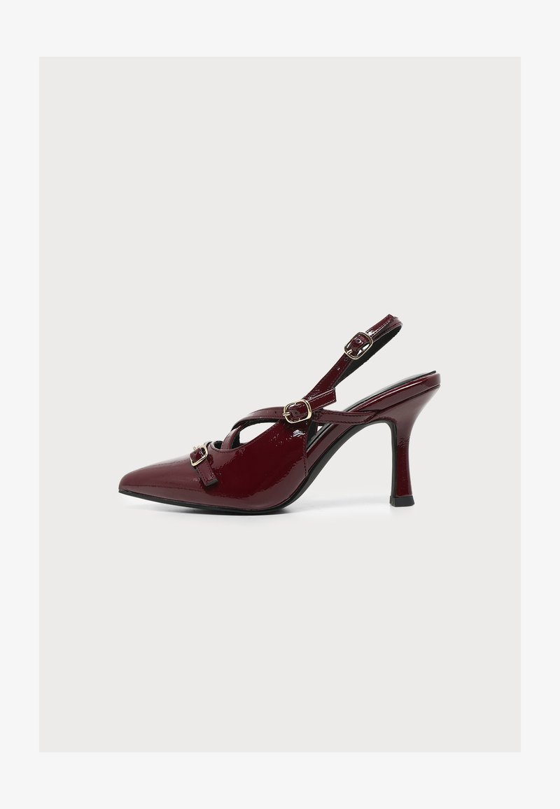Γυναικείο παπούτσι slingback με ψηλό τακούνι από μπορντό πατεντέ δέρμα, μυτερή μύτη και τρεις χρυσές αγκράφες, σε λευκό φόντο.
