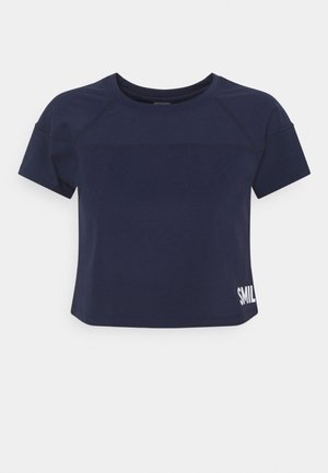 Marineblaue kurzärmelige bauchfreie T-Shirts mit rundem Ausschnitt und teilweisem weißen "SMIL"-Text am unteren rechten Saum.