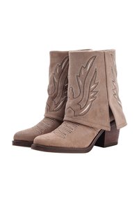 Un par de botas de ante beige hasta el tobillo con tacones de bloque de madera y costuras decorativas en forma de llama en la parte delantera y los laterales.